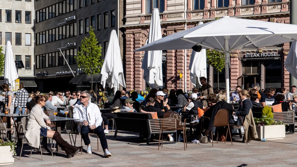 Ihmisiä ravintolan terassilla.
