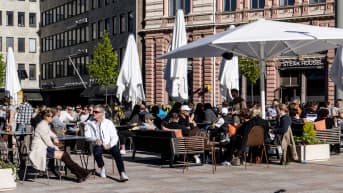 Ihmisiä ravintolan terassilla.