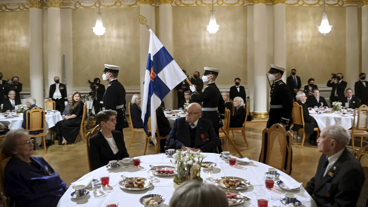 Kadetit kantoivat Suomen valtiolipun sisään veteraanien ja lottien itsenäisyyspäivän juhlatilaisuusdessa Presidentinlinnassa.