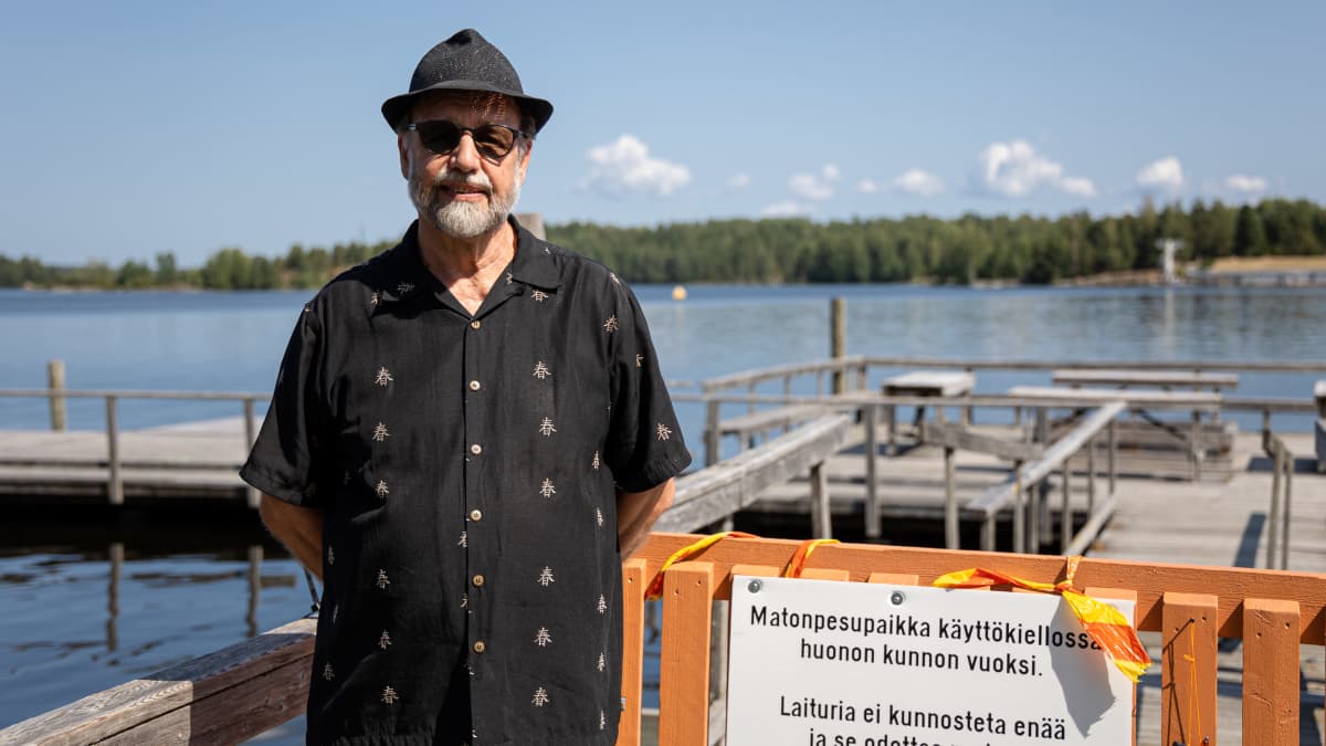 Jukka Nakari seisoo suljetun matonpesulaiturin edessä Lappeenrannan Halkosaaressa.