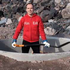 Peter Vesterbacka med spade redo att börja gräva tunnel.