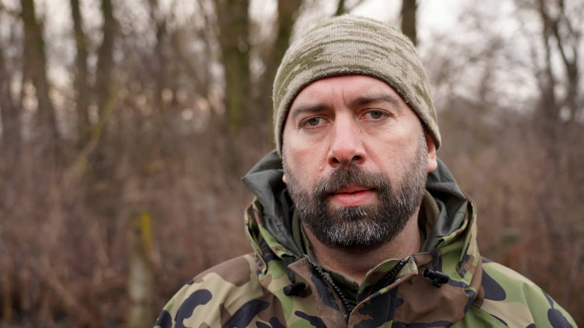Maastopukuinen Mustaparta-nimeä käyttävä ukrainalainen pataljoonankomentaja katsoo lähikuvassa kameraan.