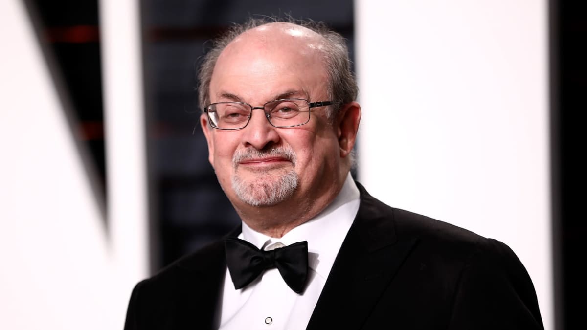 Salman Rushdie i frack fotograferad från sidan.