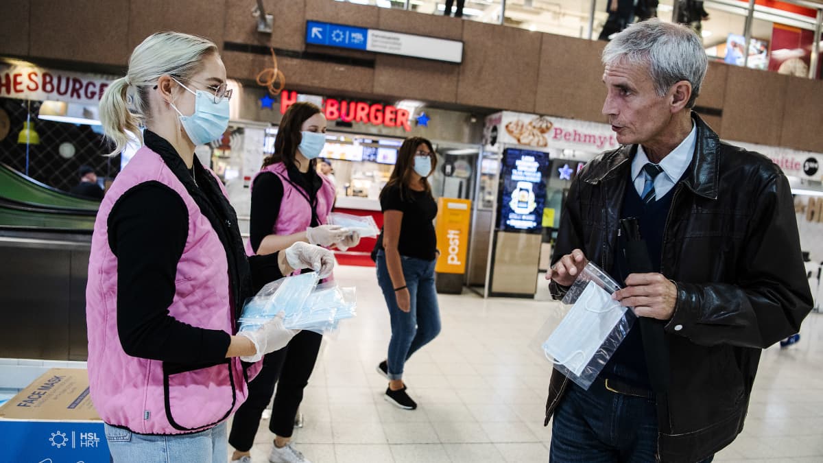 Kuvassa Helsingin päärautatieasemalla on käynnissä tempaus, jossa HSL jakoi ilmaisi maskeja ihmisille elokuussa 2020.