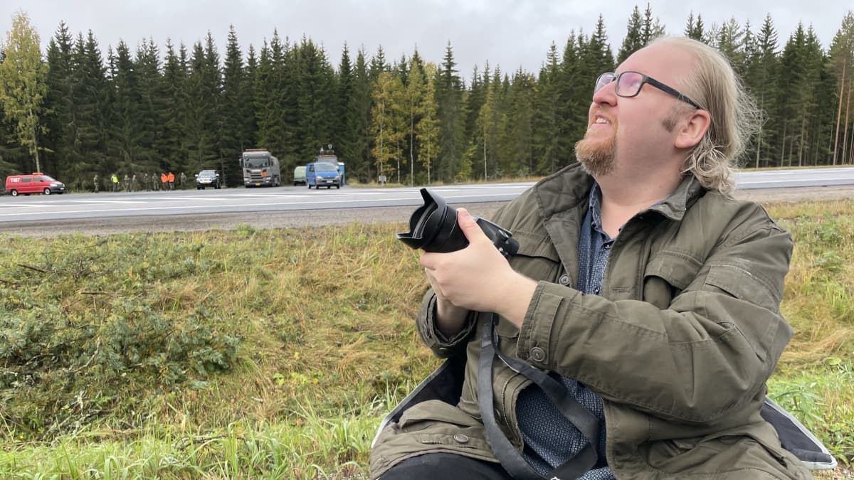 Lentokonebongari Mikko Gustafsson kamera kädessä Nelostien varressa. 