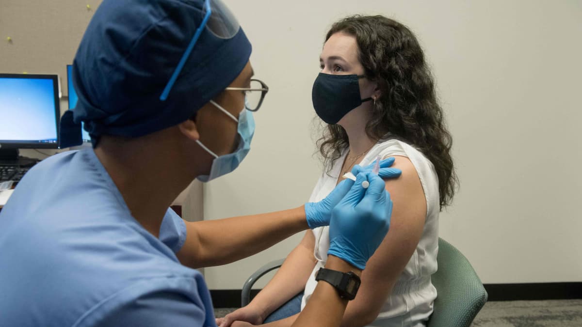 Kvinna injiceras med Modernas coronavaccin i försökssyfte i augusti 2020 i Michigan, USA. 