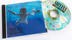 Nirvana Nevermind levyn kansi ja cd-levy.