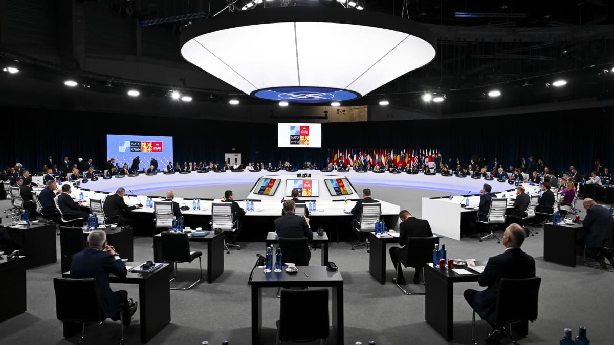 Naton huippukokous: poliitikot istuvat suuressa pyöreässä muodostelmassa.