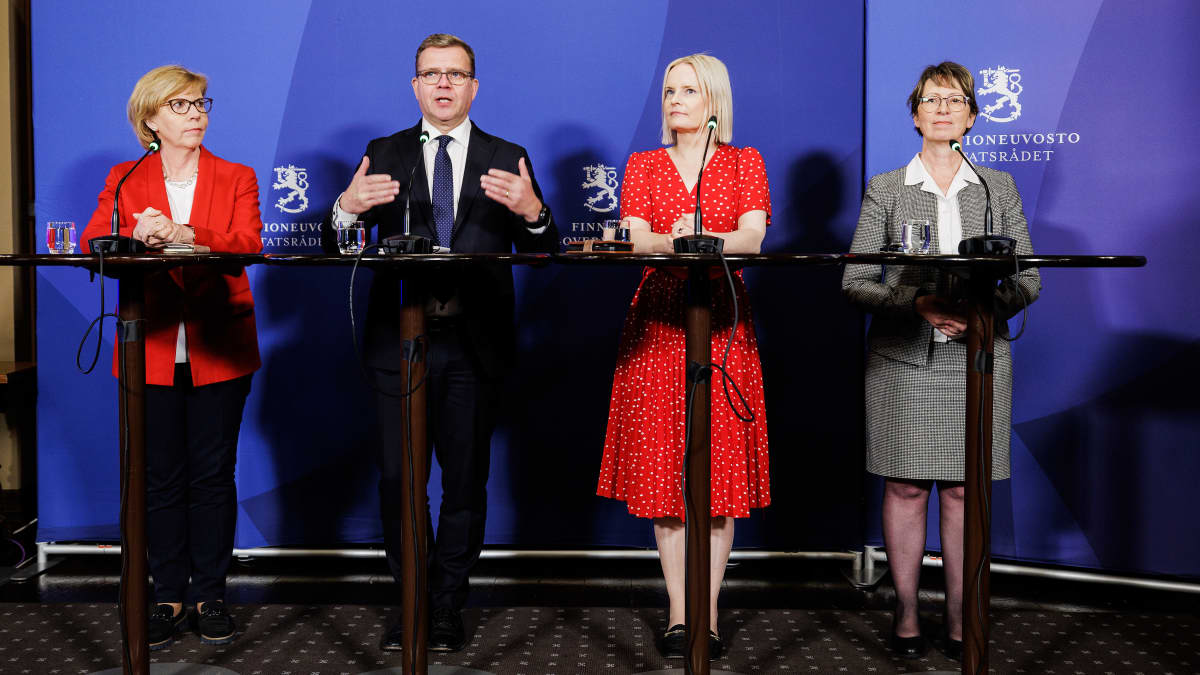 Anna-Maja Henriksson, Petteri Orpo, Riikka Purra ja Sari Essayah pitivät tiedotustilaisuuden Säätytalolla.