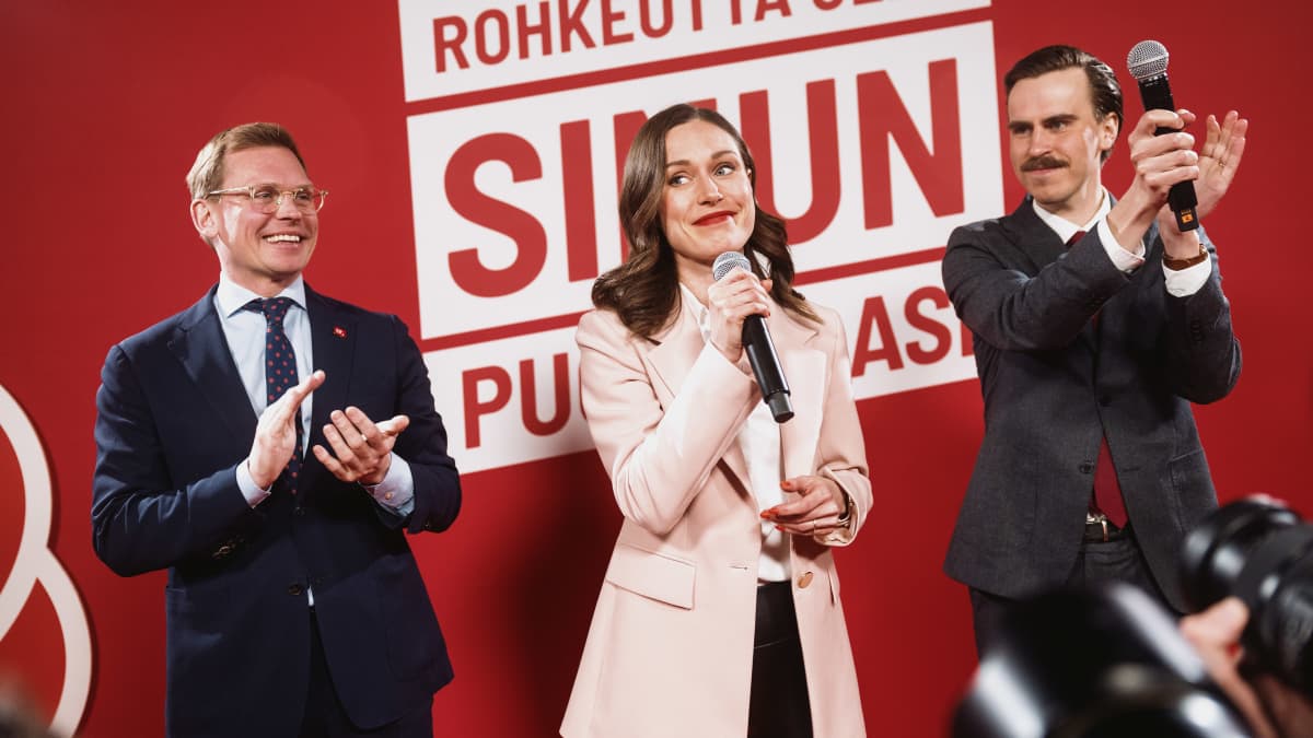 Sdp:n puheenjohtaja Sanna Marin piti puheen vaali-illan päätteeksi vaalivalvojaisissa hotelli Presidentissä Helsingissä. Vierestä seurasi Sdp:n puolesihteeri Anton Rönnholm (vas.) ja kansanedustaja Matias Mäkynen (oik.).