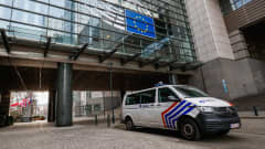 Poliisiauto EU-parlamentin ulkopuolella Brysselissä. 