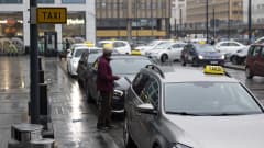 Taksit jonottavat asiakkaita Pasilan asemalla Helsingissä.