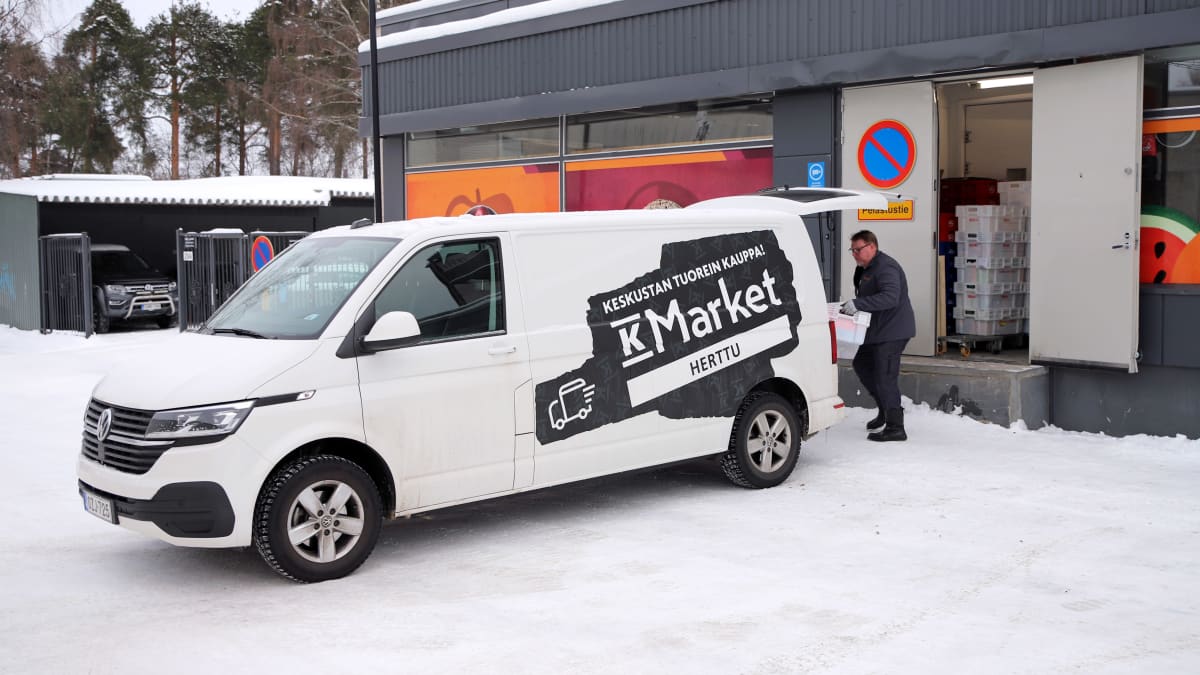 Myyjä Jarmo Rahkonen kantaa elintarvikelaatikoita kuljetusauton kyytiin K-Market Hertun lastauslaiturilla Varkaudessa.