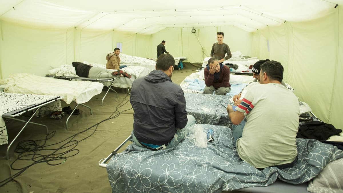 Turun vastaanottokeskus Pansiossa, telttamajoituksessa turvapaikanhakijoita.