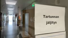 Kajaanin keskussairaalan koronatartunnan jäljityksen osaston ovet ja kyltti tartunnan jäljityksestä.