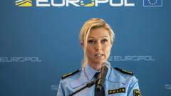 Linda Staaf lehdistötilaisuudessa. Taustalla lukee "europol".