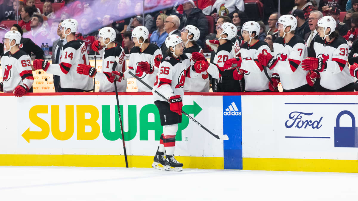 Erik Haula tuulettaa maaliaan Ottawan verkkoon NHL:ssä.