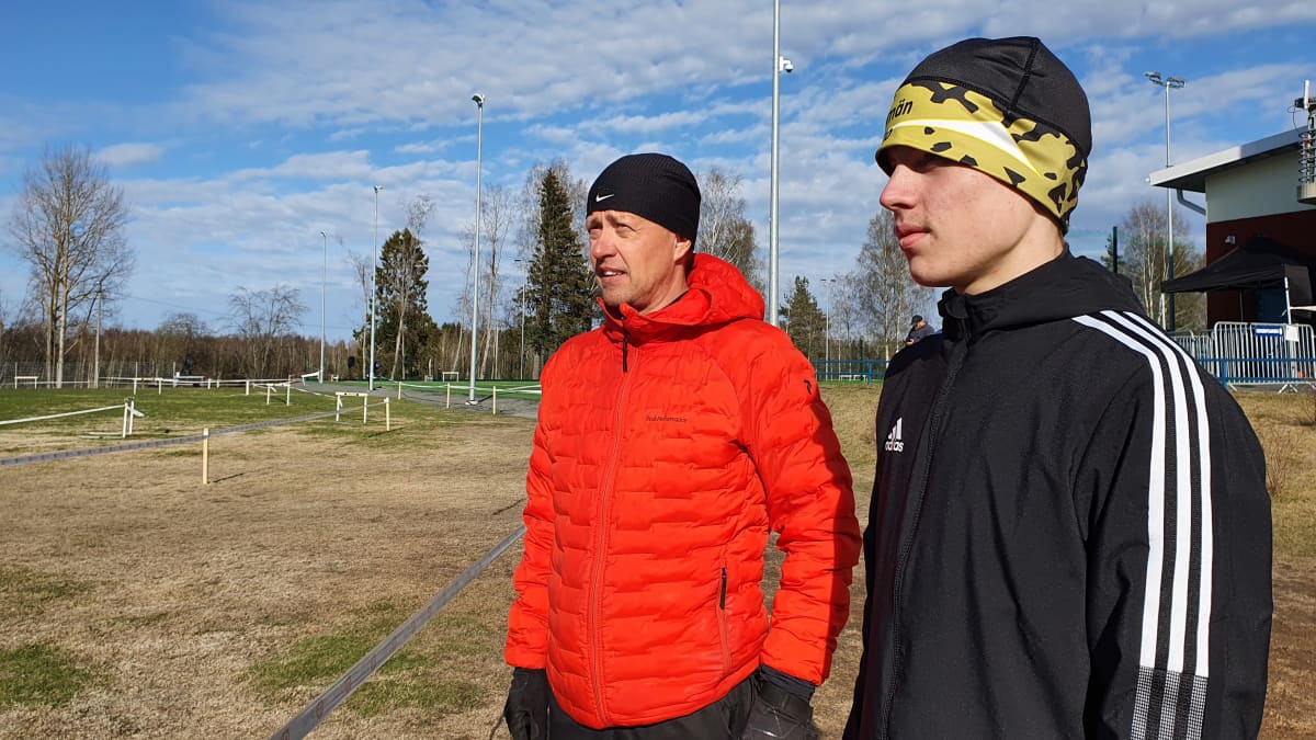Sami Karjalainen ja Mikko Kauppinen katsovat kaukaisuuteen.