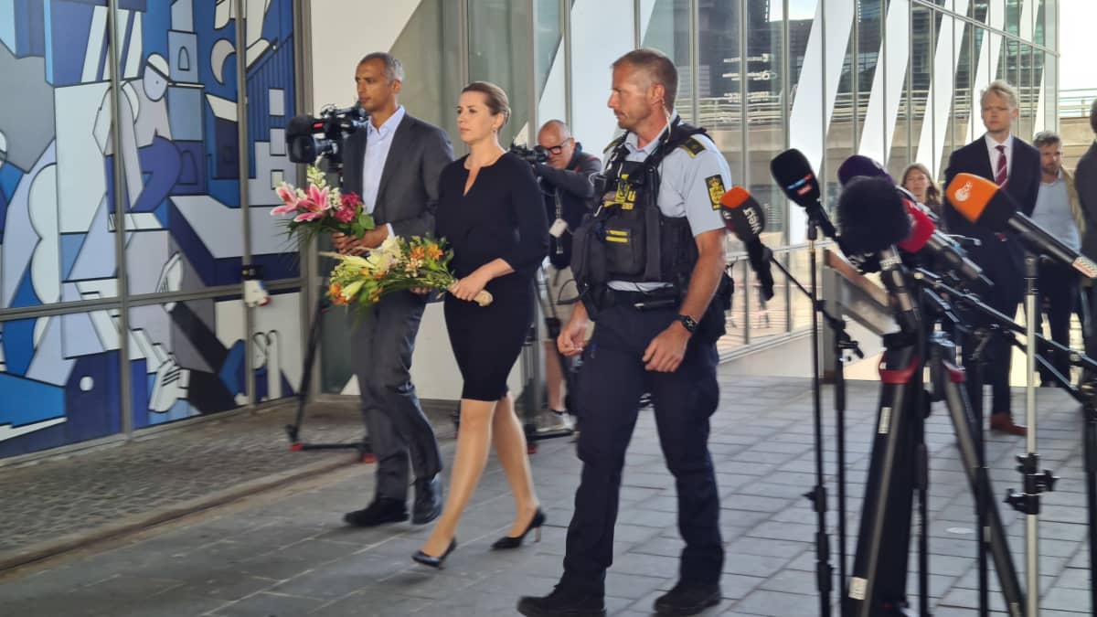 Tanskan oikeusministeri Nick Hækkerup sekä pääministeri Mette Frederiksen kävivät Field's-ostoskeskuksessa tuomassa kukkia maanantaina