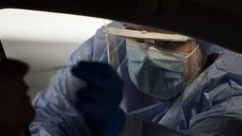 Koronatestiä otetaan Tyksin drive in -testauspisteellä.