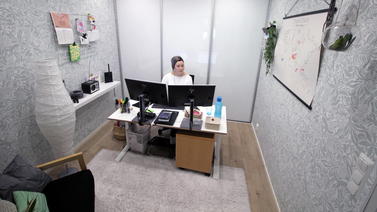 Juvalainen Anna-Mari Hangas-Tuovinen työskentelee kotiinsa rakennetussa työhuoneessa.