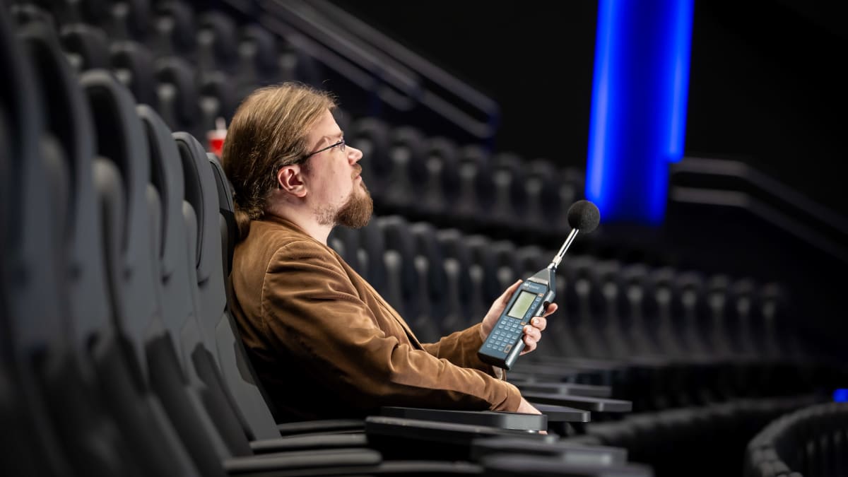 Helimäki Akustikot -yrityksen suunnittelu- ja laatujohtaja Pekka Taina mittaa Imax-elokuvateatterin äänenvoimakkuutta.