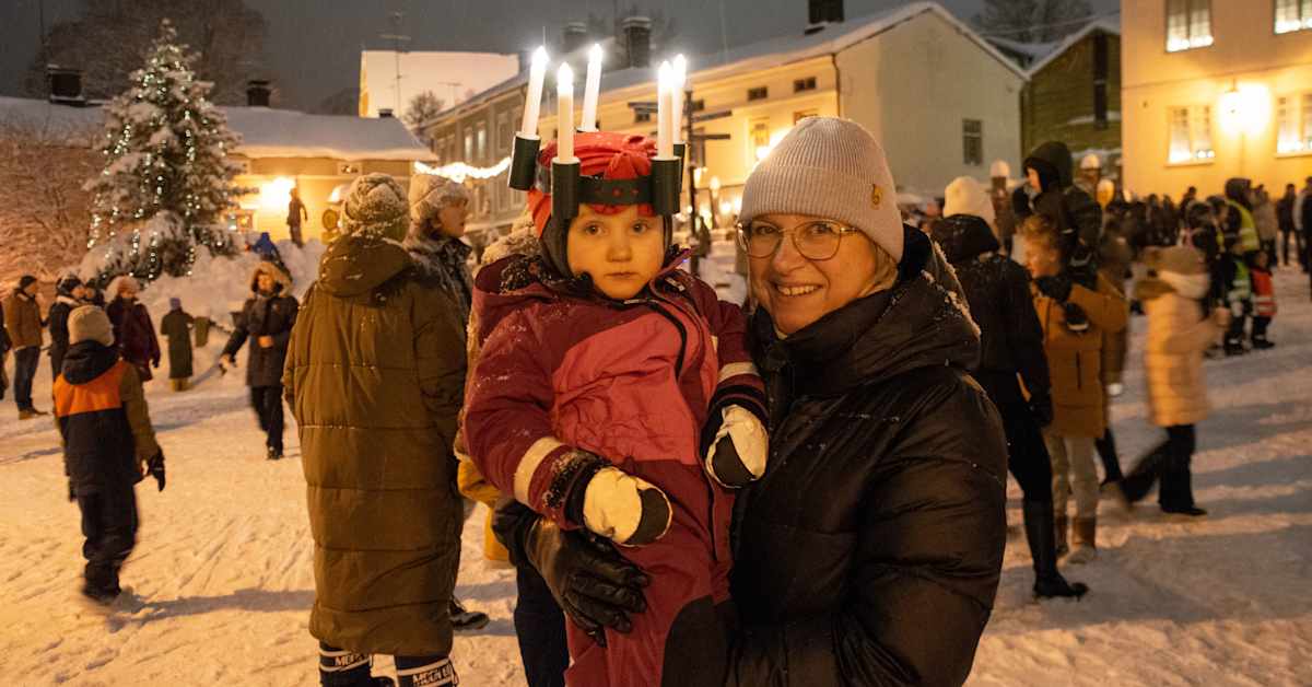 lucia-fick-sin-krona-p-gamla-r-dhustorget-viktig-tradition-f-r