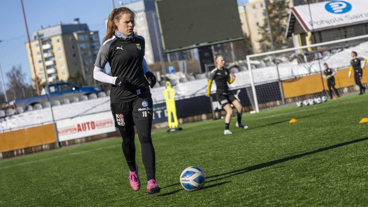 Aino Kröger harjoittelemassa pallon kanssa Kuopion keskuskentällä.