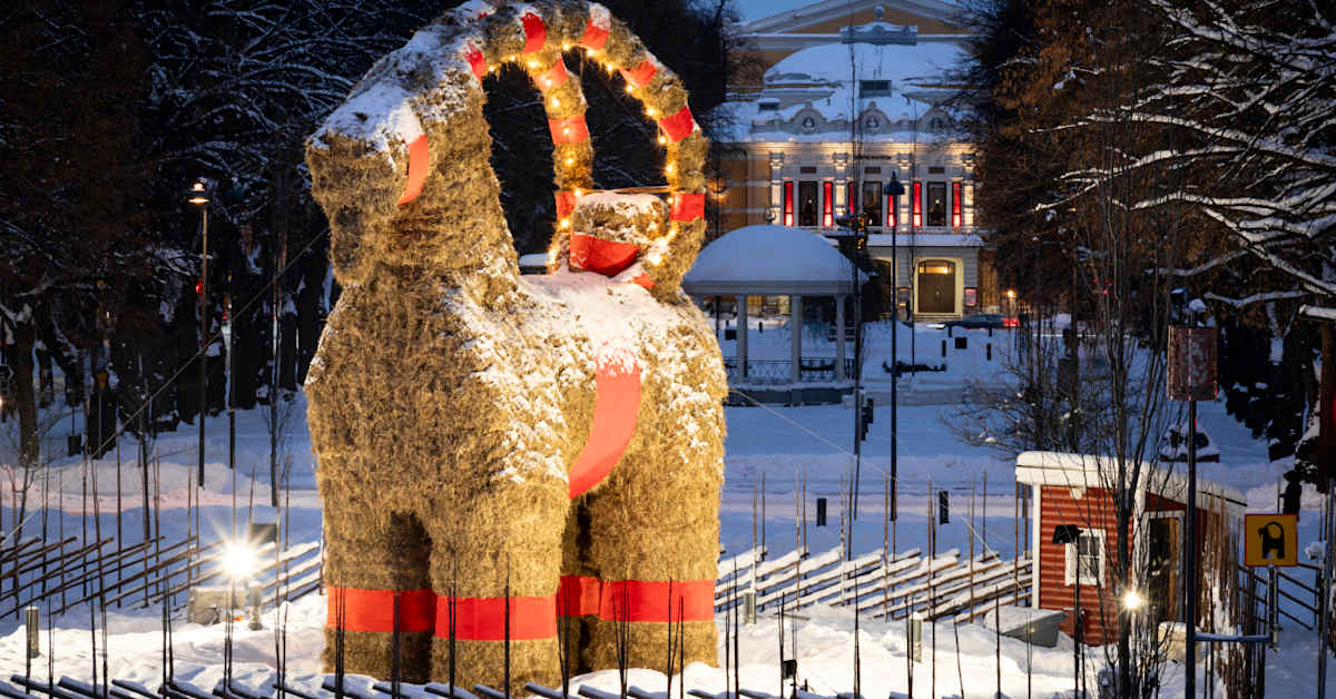 Gävlen olkipukki selvisi aattoon asti  – tihutöiltä säästyttiin joulun alla