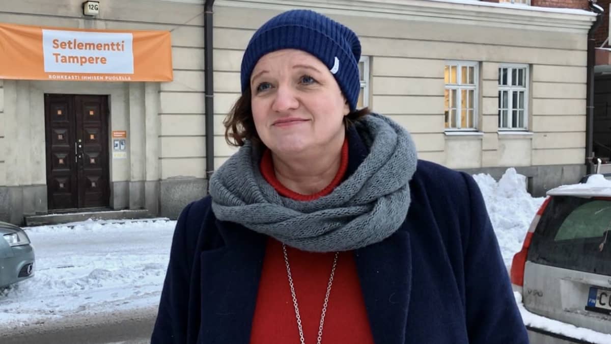 Tampereen Setlementin kriisityöntekijä Mari McAlester seisoo työpaikkansa edessä. 