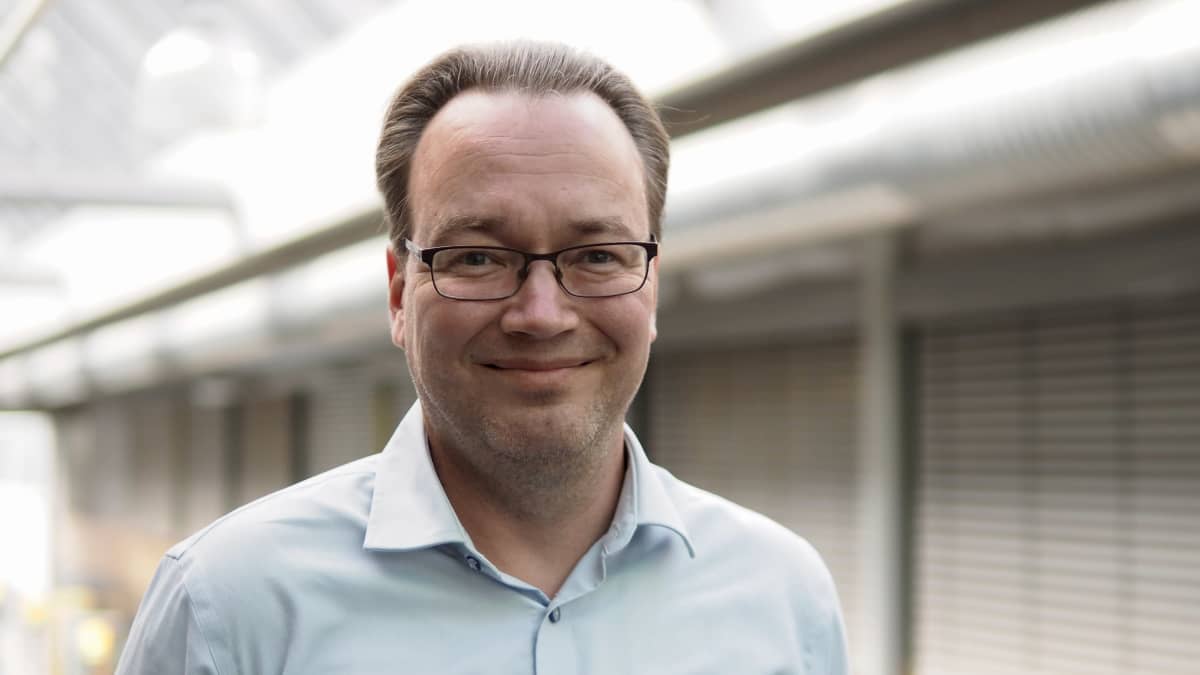 Turku Energian toimitusjohtaja Timo Honkanen seisoo hymyillen. 