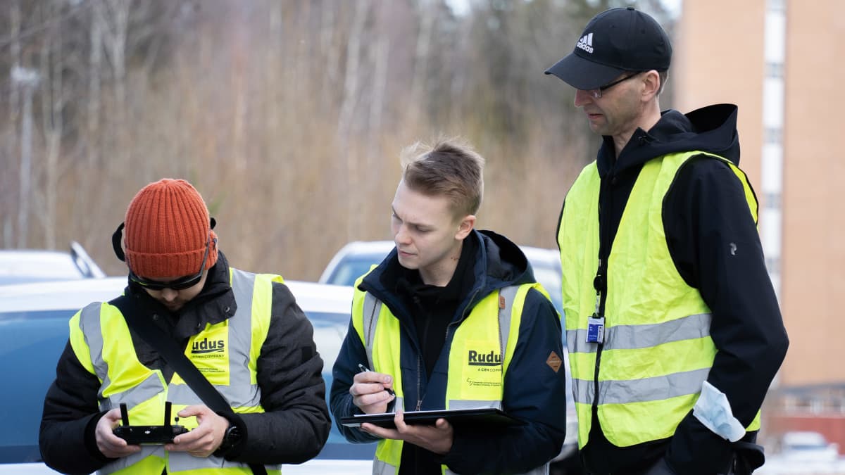 Tampereen ammattikorkeakoulun opiskelijat Mika Uitus (vas.) ja Eemeli Kyttä harjoittelemassa droonin lennätystä Tampereen Hervannassa.