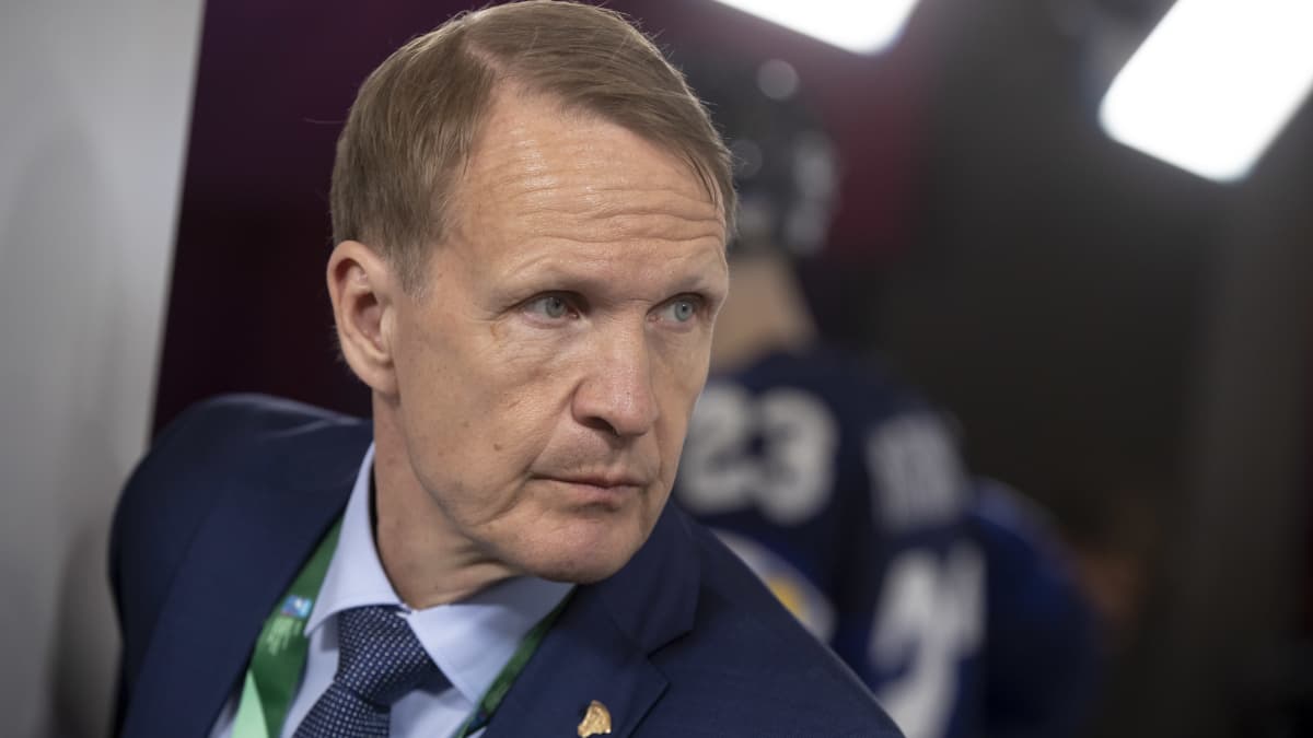 Lähikuvassa Leijonien joukkueenjohtaja Mika Kortelainen.