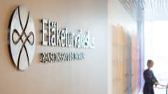 Eläketurvakeskuksen logo seinällä.
