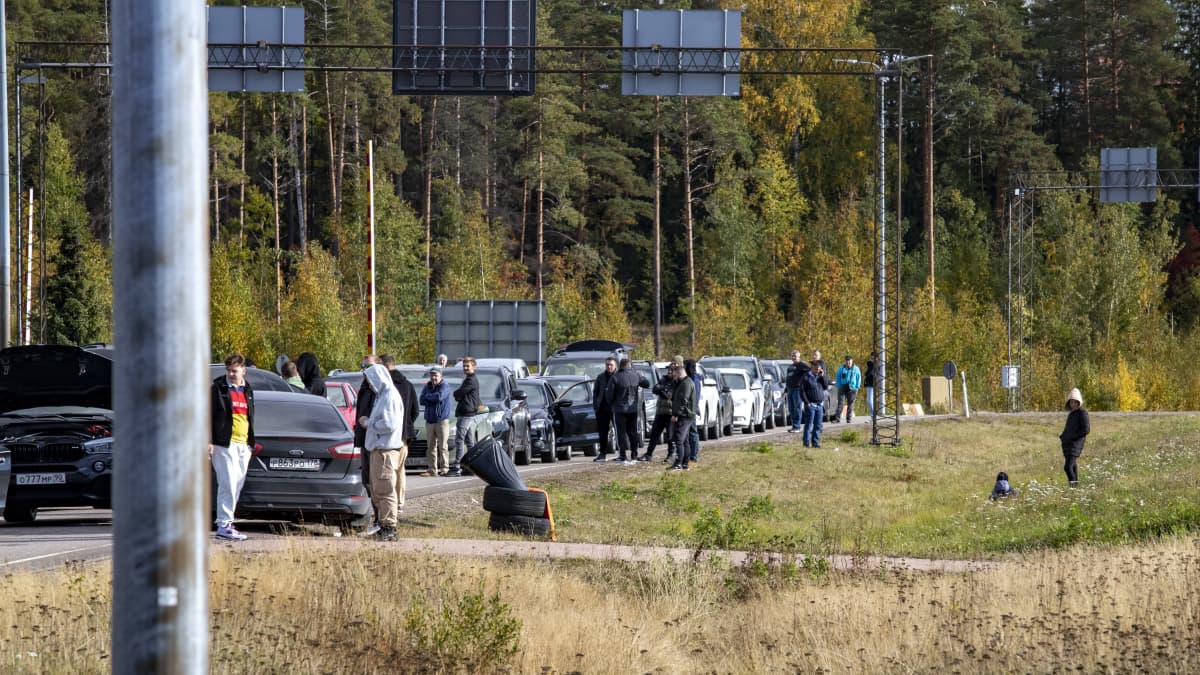 Venäjältä saapuvaa liikennettä Vaalimaan raja-asemalla. Ihmisiä noussut ulos autosta jonossa.