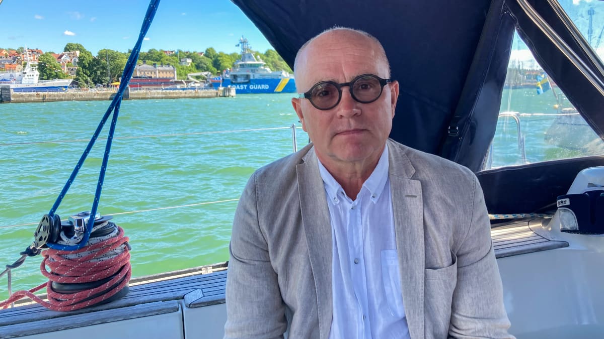 John Hassler istui veneessä Visbyn satamassa.
