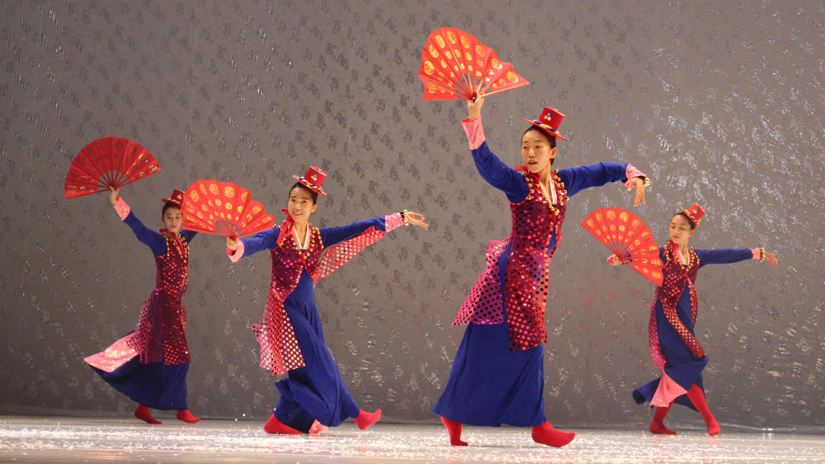 Koreografi Eun-Me Ahnin teoksessa North Korea Dance on värikkäitä asuja.