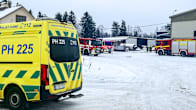 Ambulanssi ja paloautoja teollisuusrakennuksen pihalla. Tero Valtanen / Yle.