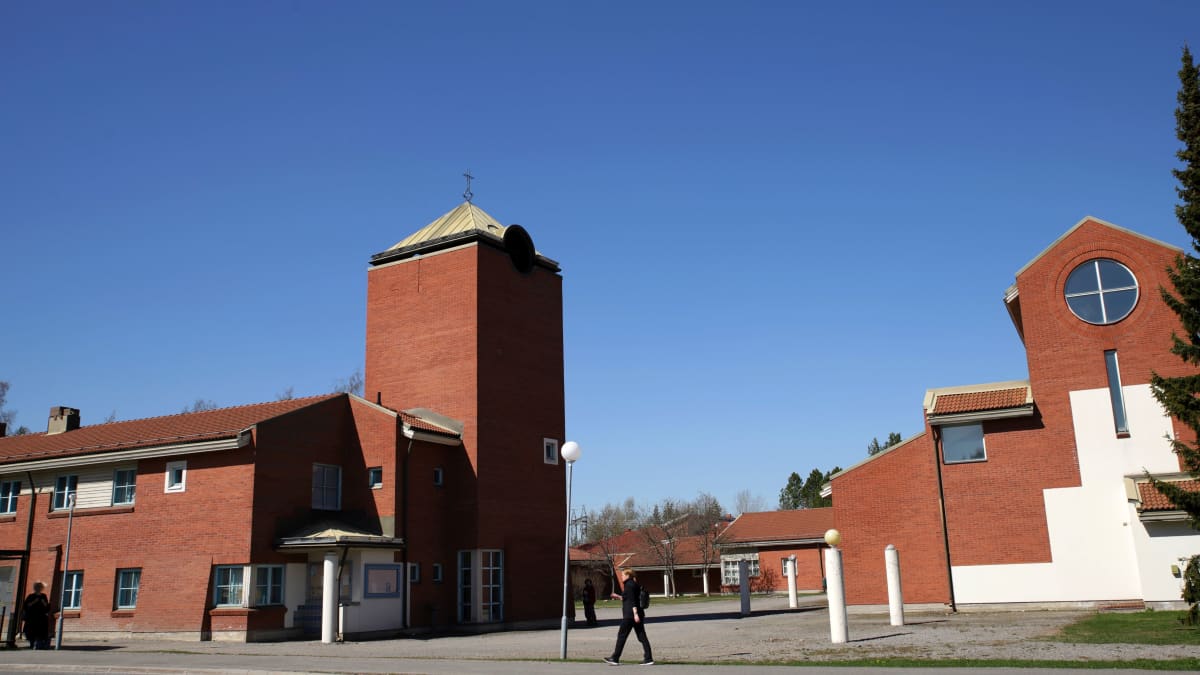 Kuvassa näkyy kaksi punatiilistä Huhrtasuon seurakuntakeskuksen rakennusta. Molemmissa on tornimainen pääty.