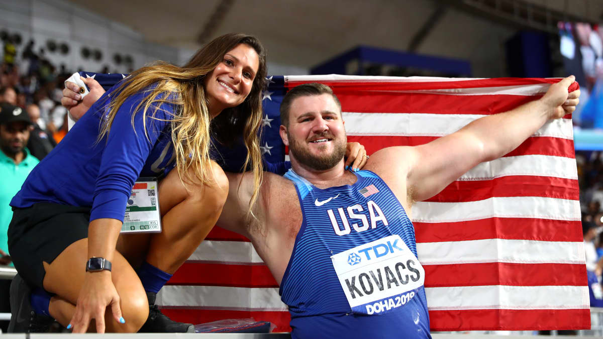 Joe Kovacs poseeraa Yhdyvaltain lipun ja vaimonsa Ashleigh Kovacsin kanssa Dohassa 2019.