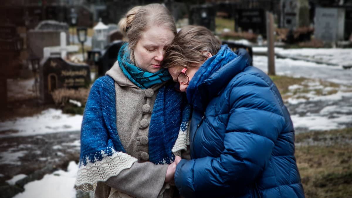 Sanni ja Anja Lehtinen surevat hautausmaalla.