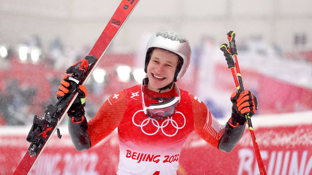 Alppihiihtäjä Marco Odermatt juhlii maalissa voittoaan Pekingin olympiakisoissa.