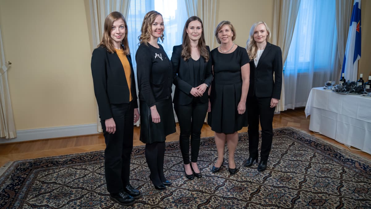 Pääministeri Sanna Marinin hallituksen johtoviisikko ryhmäkuvassa, (vas) Li Andersson, Katri Kulmuni, Sanna Marin, Anna-Maja Henriksson ja Maria Ohisalo, Valtioneuvoston linna, 19.12.2019.