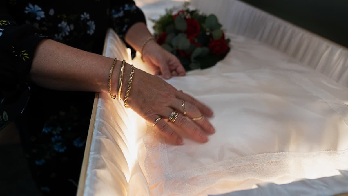 Hautaustoimistossa esitellään ruumisarkun sisustaa.