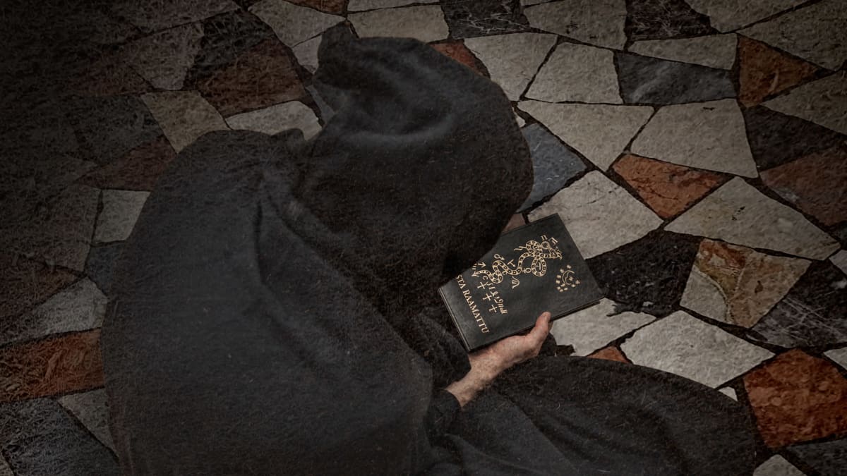 "Saatananpalvoja" kaavussa musta raamattu kädessä.