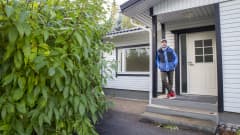 Ylempi kiinteistövälittäjä Tomi Kahila myynnissä olevan asunnon etuovella Vantaan Ilolassa.