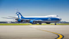 Boeing 747-8F-tyyppinen ABC-yhtiön rahtikone lentokentällä