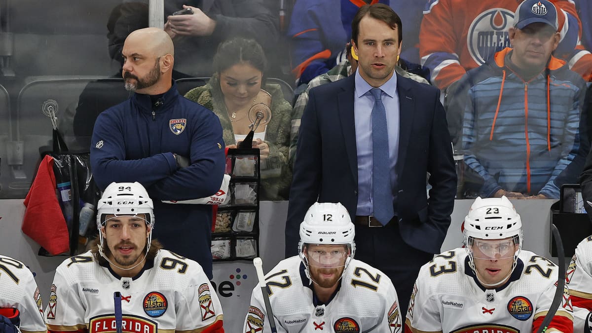 Tuomo Ruutu jakaa ohjeita Florida Panthersin penkin takana.