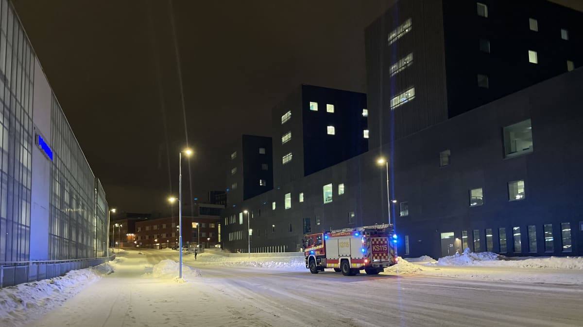 Paloauto sairaala Novan pihassa Jyväskylässä.