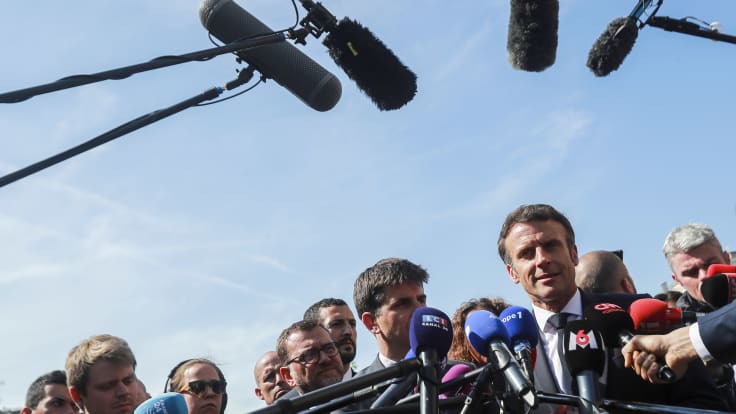 Emmanuel Macron puhuu medialle.